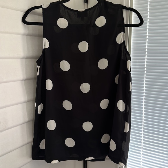 WHO WHAT WEAR Sleeveless Polkadot Top - Picture 6 of 7